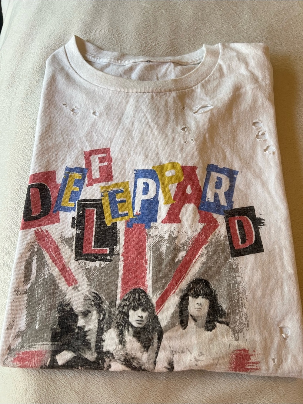 Vintage-Inspired White Def Leppard Graphic Tee